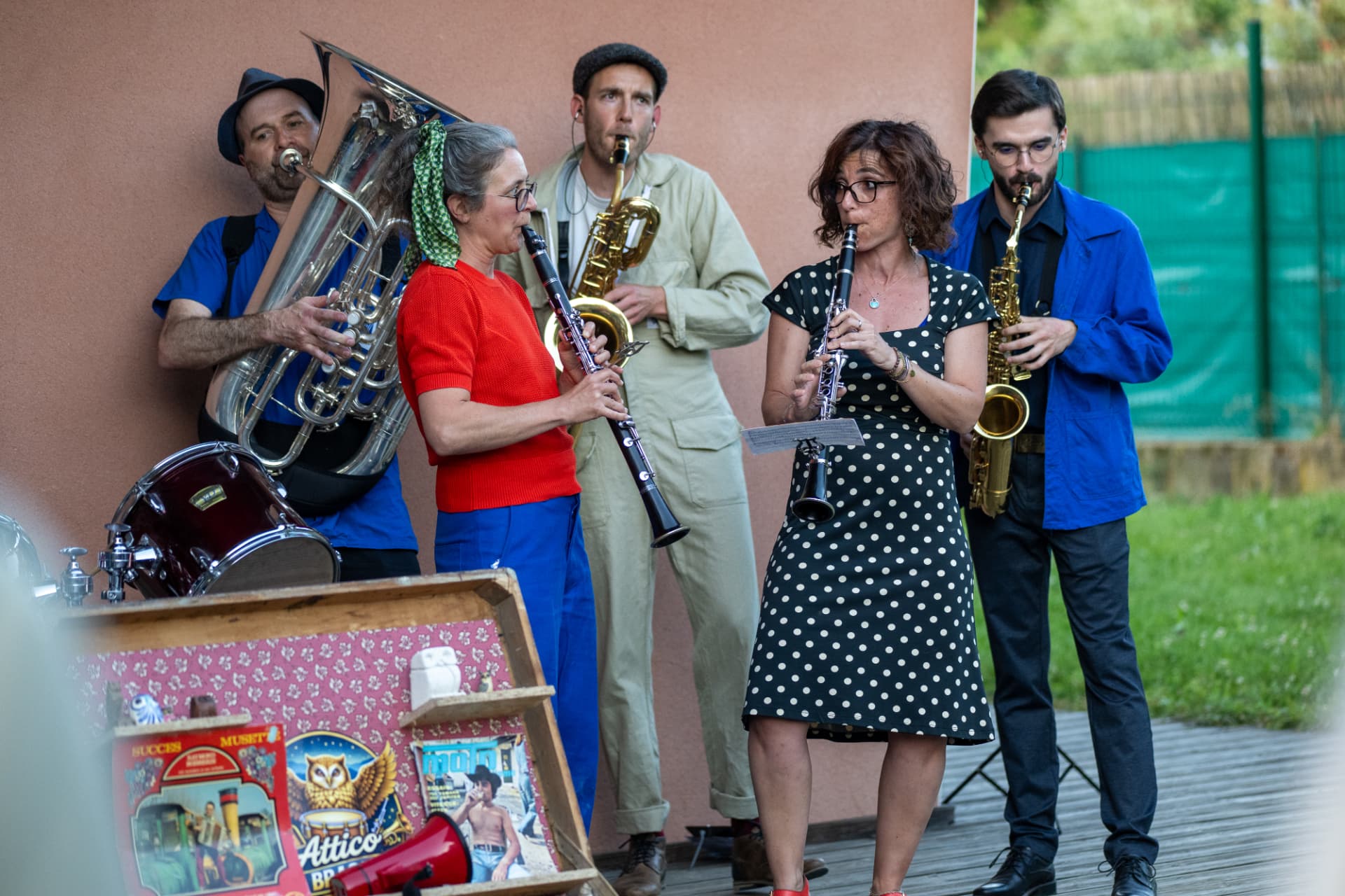 Le brass band Attico Brass en formation devant un mur ocre
